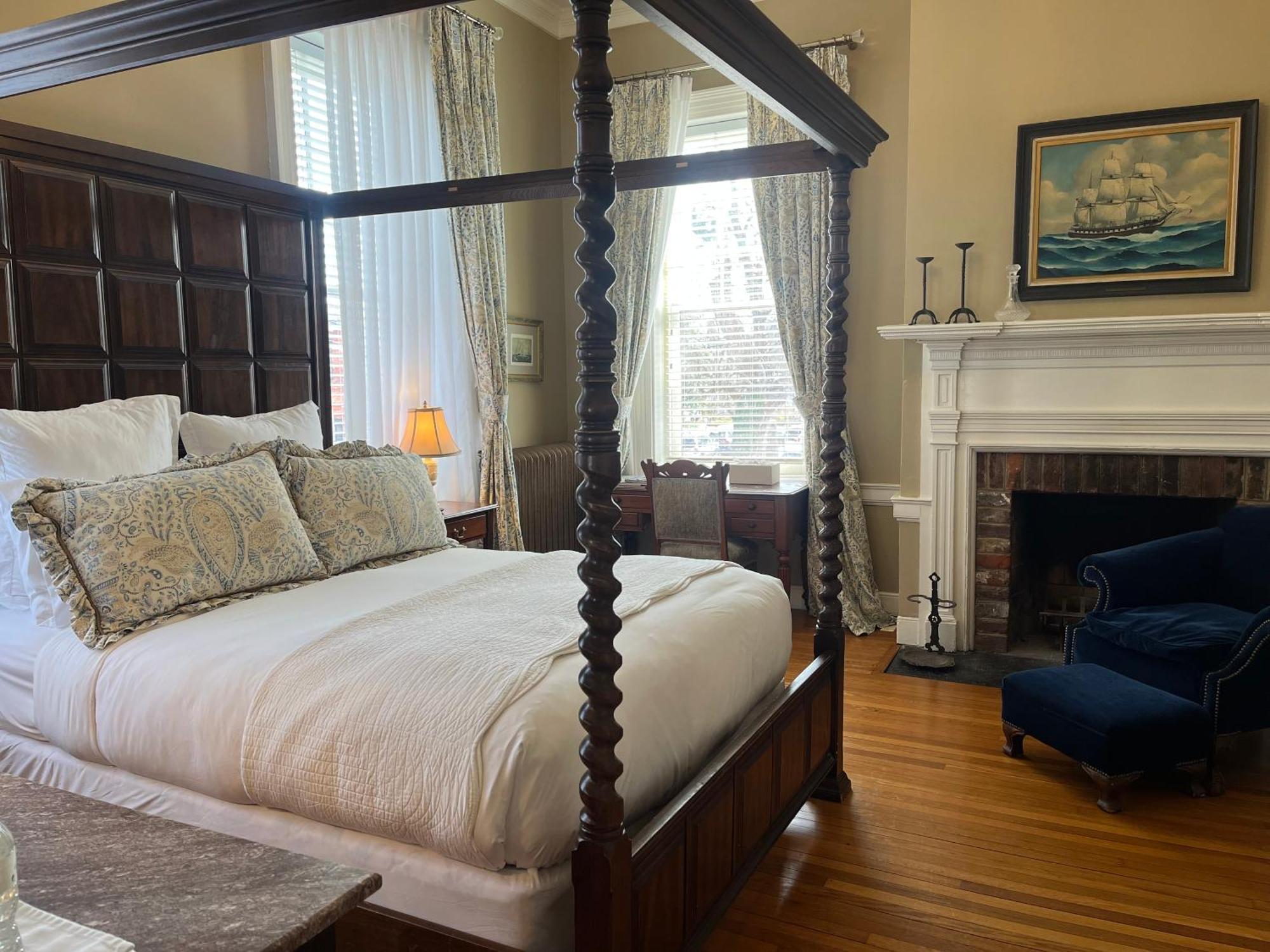 Ironclad Inn And Bourbon Room Fredericksburg Dış mekan fotoğraf